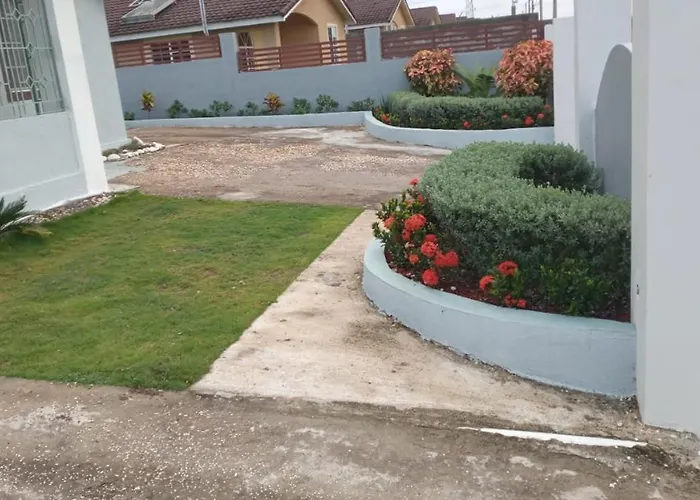 Hillside Sunrise, 2 Bed 2 Bath In Gated Community, Close To Beach, Food, Clubs & Shopping Free Parking, Free Wi-Fi